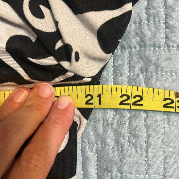 Narciso Rodriguez for Design Nation Black & White Design Offset V-Neck - Picture 8 of 10